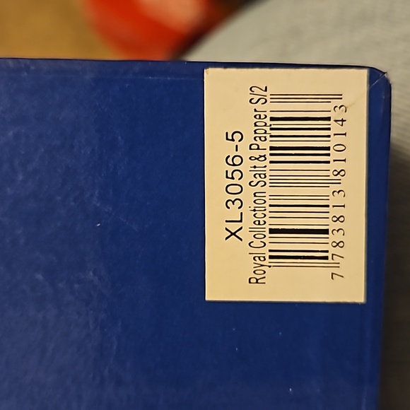 Queen Elizabeth II Diamond Jubilee salt & pepper shakers - Picture 8 of 8